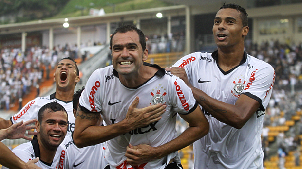 Danilo marcou o gol da vitória corintiana no clássico