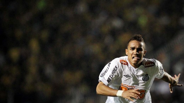 Danilo comemora após marcar o segundo gol do Santos na partida válida pela final da Copa Libertadores da América 2011, no estádio do Pacaembu, São Paulo