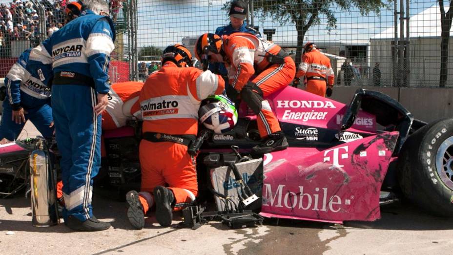 Equipe de resgate retira Dario Franchitti do carro depois do acidente em Houston