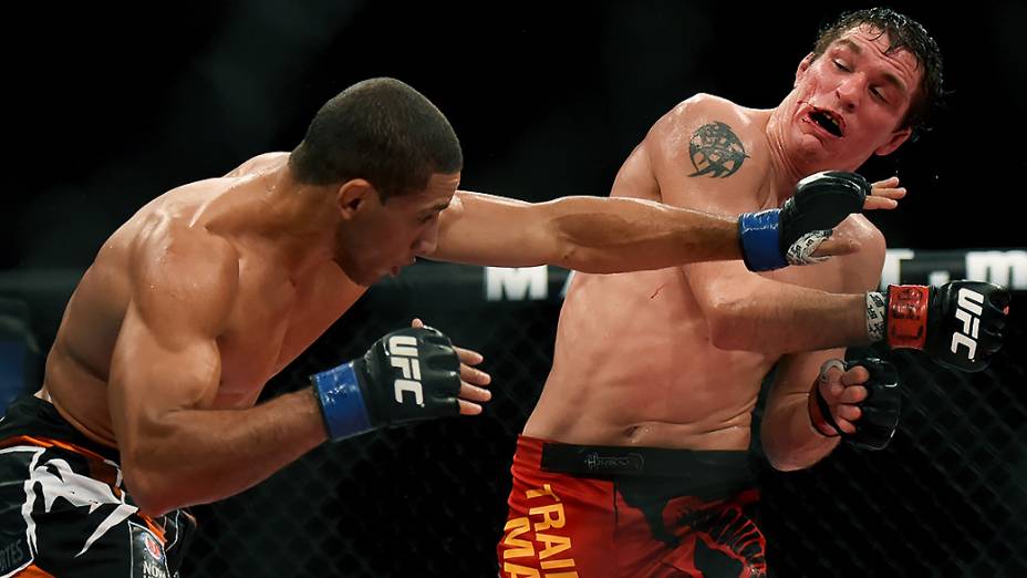 Hacran Dias (BRA) venceu Darren Elkins (EUA) na decisão unânime dos jurados no UFC Barueri, neste sabado (20)