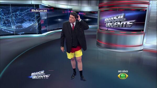 Datena paga promessa e apresenta 'Brasil Urgente' de cueca