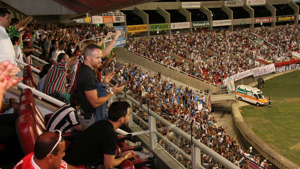 Dave Farrell e Mike Shinoda, integrantes da banda Linkin Park, assistem ao jogo entre Fluminense e Botafogo no Engenhão, no Rio