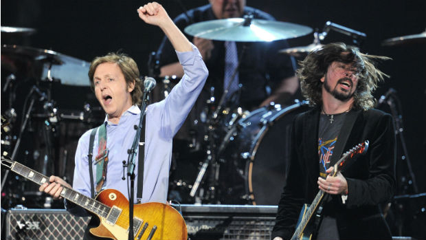 Paul McCartney se apresenta ao lado de Dave Grohl no Grammy 2012