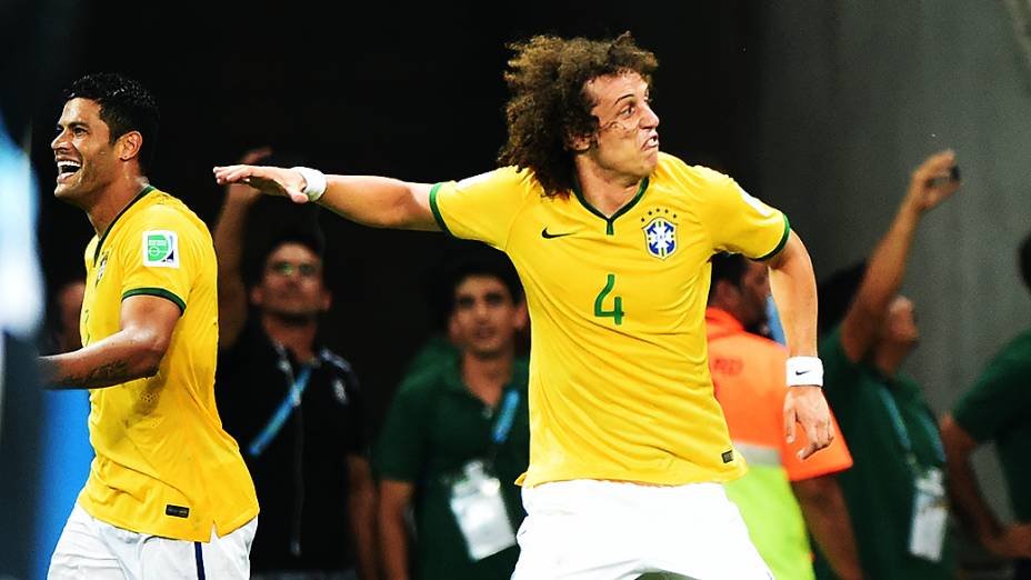 David Luiz comemora gol contra a Colômbia no Castelão, em Fortaleza