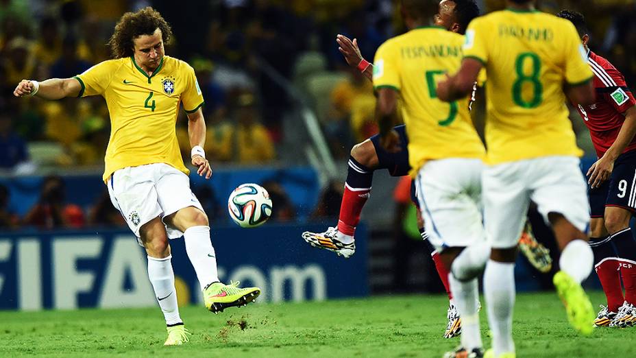 David Luiz chuta a bola no jogo contra a Colômbia no Castelão, em Fortaleza