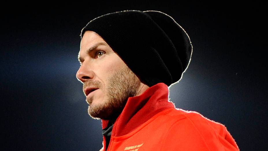 David Beckham aguarda no banco em partida contra o Lorient, da Fraça