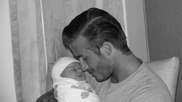 David Beckham segura a filha Harpen Seven. O casal Beckham usou as redes sociais para divulgar primeiras fotos da filha - 17/07/2011
