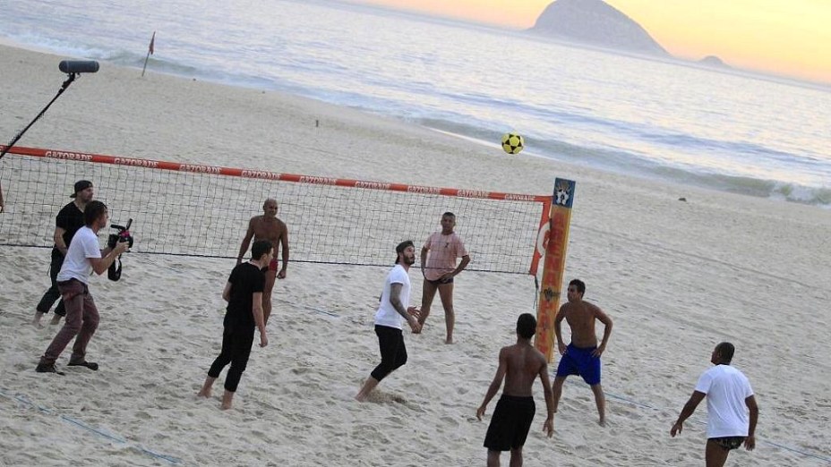 David Beckham joga futevôlei na praia de São Conrado