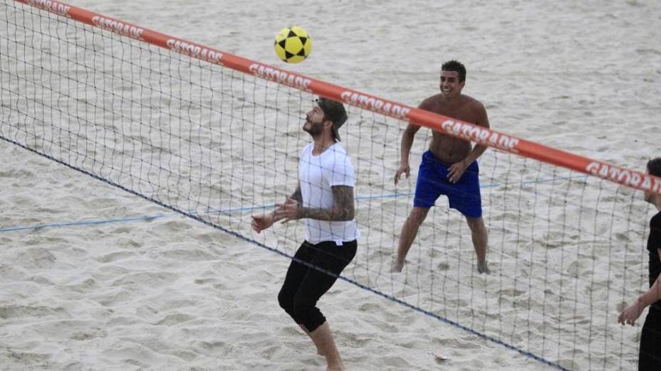 David Beckham joga futevôlei na praia de São Conrado