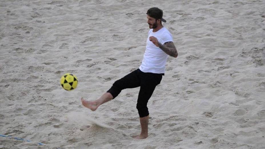 David Beckham joga futevôlei na praia de São Conrado