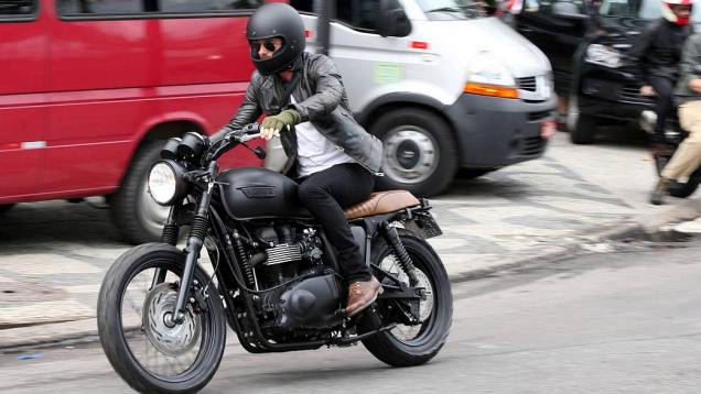 David Beckham passeia de moto pelo Rio
