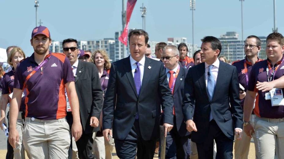 O primeiro-ministro britânico David Cameron em visita ao Parque Olímpico de Londres na véspera da abertura dos Jogos