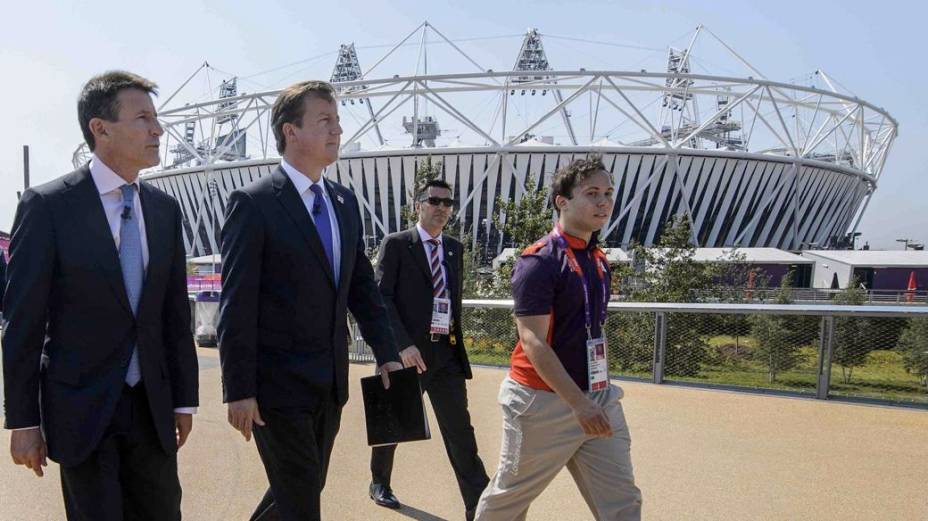 O primeiro-ministro britânico David Cameron em visita ao Parque Olímpico de Londres na véspera da abertura dos Jogos