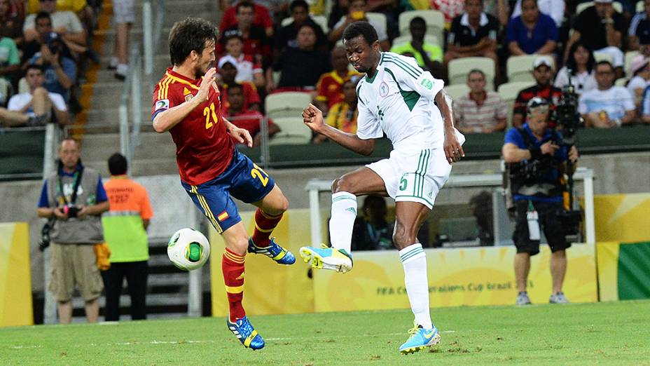 Jogador Efe Ambrose, da Nigéria, toca a bola no jogo contra a Espanha, pela Copa das Confederações, em Fortaleza
