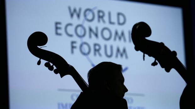 Músicos se apresentam em cerimônia no Fórum Econômico Mundial, em Davos