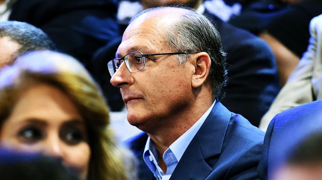 O governador Geraldo Alckmin (PSDB) chega para assistir ao debate realizado pela Rede Record em São Paulo, neste domingo (19)