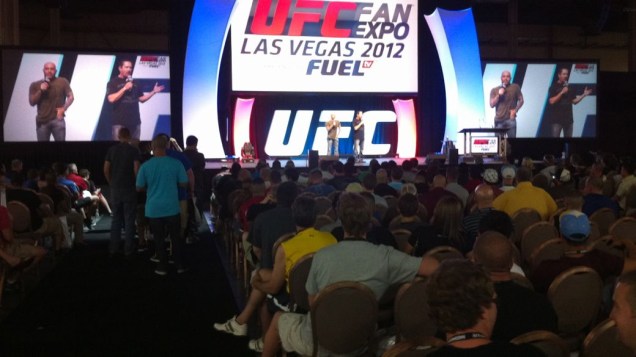 Torcedores acompanham debate com Joe Rogan, comentarista oficial do UFC, na Fan Expo, em Las Vegas