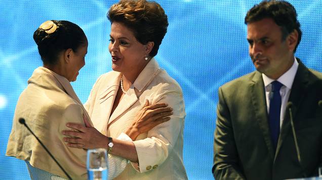 ANTES DOS ATAQUES - As candidatas Marina Silva (PSB) e Dilma Rousseff (PT), se cumprimentam sob o olhar de Aécio Neves (PSDB)