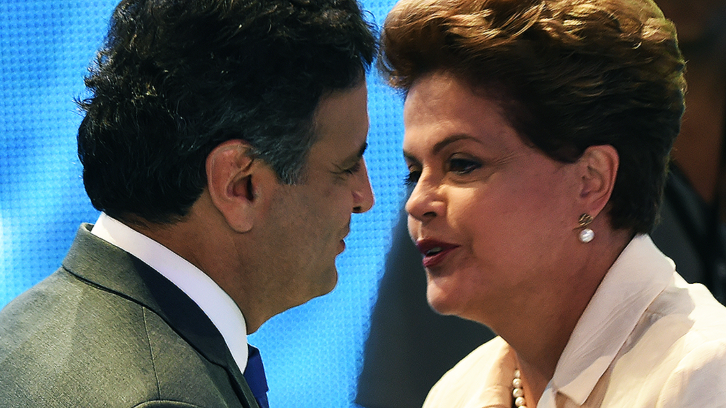O candidato Aécio Neves (PSDB) cumprimenta a candidata Dilma Rousseff (PT), durante o intervalo do debate dos presidenciáveis promovido pelo Grupo Bandeirantes, em 26/08/2014