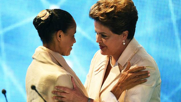 SEM RESSENTIMENTOS - As candidatas Marina Silva (PSB) e Dilma Rousseff (PT) se cumprimentam durante intervalo do debate