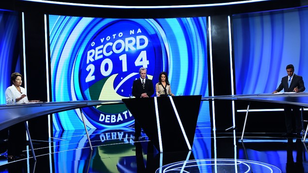 Os candidatos à presidência, Aécio Neves (PSDB) e Dilma Rousseff (PT) participam de debate do segundo turno, promovido pela Rede Record, neste domingo (19)