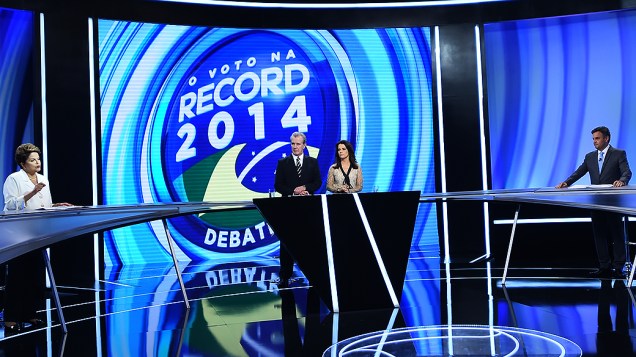 Os candidatos à presidência, Aécio Neves (PSDB) e Dilma Rousseff (PT) participam de debate do segundo turno, promovido pela Rede Record, neste domingo (19)