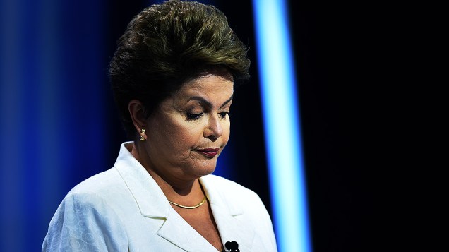 A candidata à presidência, Dilma Rousseff (PT) participa do debate no segundo turno, promovido pela Rede Record, neste domingo (19)