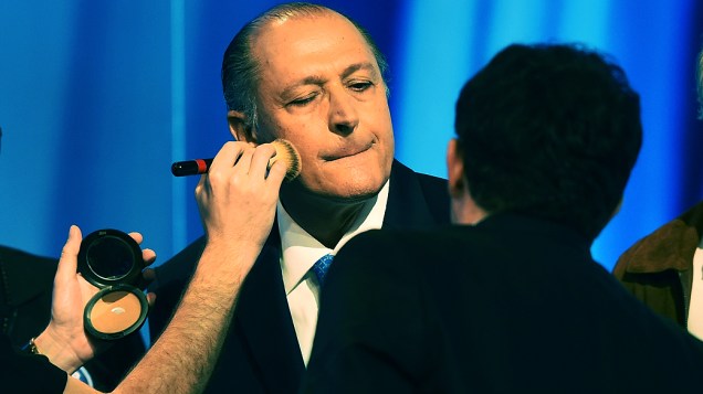 O candidato ao governo de São Paulo, Geraldo Alckmin (PSDB), é maquiado antes do debate promovido Rede Record realizado nesta sexta-feira (26)