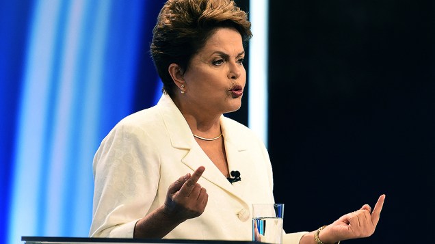 A candidata à presidência, Dilma Rousseff (PT) participa do debate no segundo turno, promovido pela Rede Record, neste domingo (19)