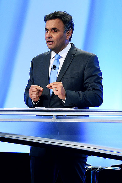 O candidato à presidência, Aécio Neves (PSDB) participa do debate no segundo turno, promovido pela Rede Record, neste domingo (19)