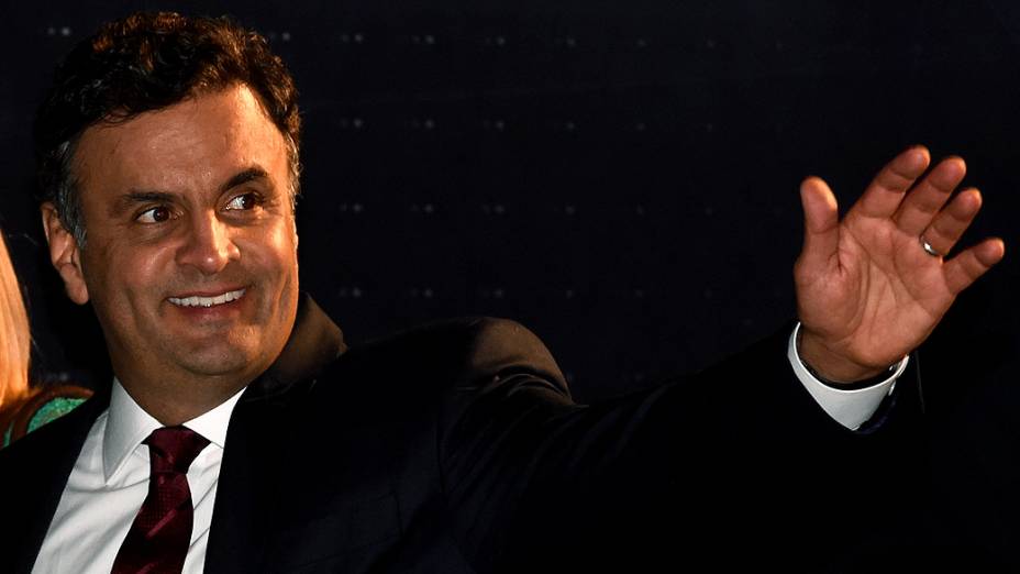 O candidato Aécio Neves (PSDB) chega para o debate dos presidenciáveis promovido pelo SBT, em 01/09/2014