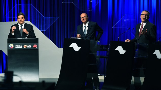 O apresentador Carlos Nascimento, o candidato tucano Geraldo Alckmin e o petista Alexandre Padilha