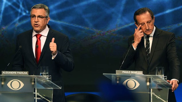 Alexandre Padilha e Paulo Skaf durante o primeiro debate das eleições 2014 entre os candidatos ao governo do Estado de São Paulo, promovido pela TV Bandeirantes, neste sábado (23), na sede da emissora, em São Paulo