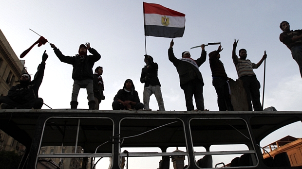 Manifestantes gritam slogans contra o regime de Mubarak no décimo dia dos protestos