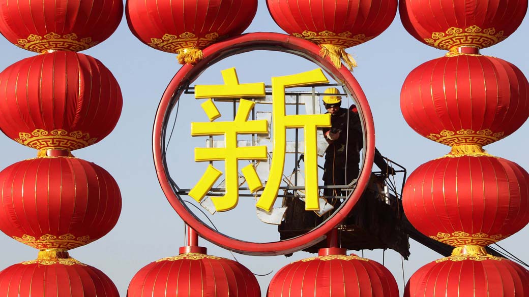 Montagem da decoração para a chegada do Ano Novo em Pequim, na China