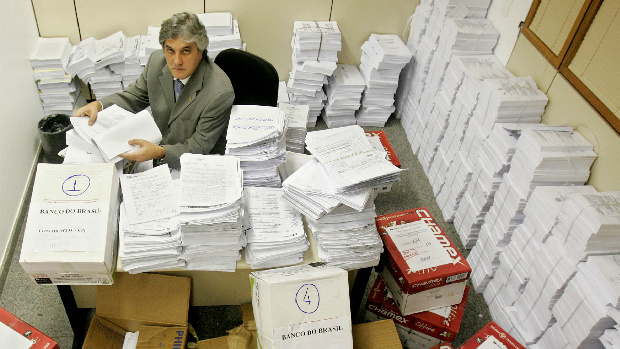 Delcídio e a papelada da CPI dos Correios, em imagem de julho de 2005: para surpresa do PT, senador enfrentou pressões e ameaças e levou até o fim as investigações com equilíbrio e correção