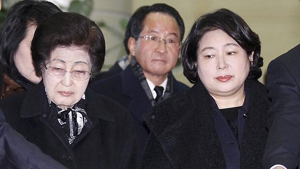 Comitivas lideradas pela ex-primeira-dama Lee Hee-ho e pela presidente do grupo Hyundai, Hyun Jeong-eun, chegam à Coreia do Norte
