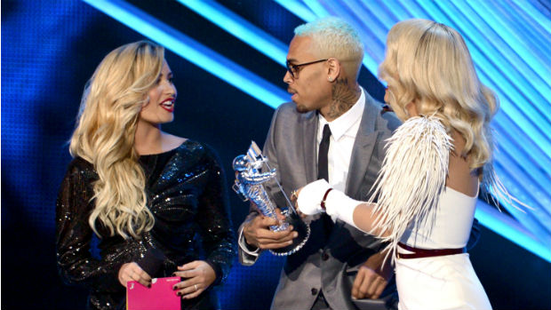 Os cantores Demi Lovato, Chris Brown e Rita Ora no palco do VMA 2012
