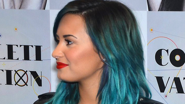 Cantora e atriz Demi Lovato posa para fotos antes da coletiva no Hotel Tivoli, em São Paulo