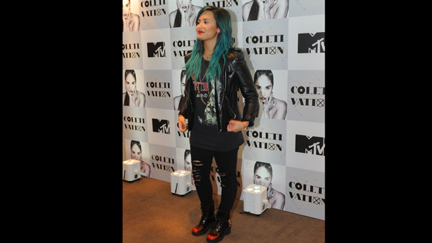 Cantora e atriz Demi Lovato posa para fotos antes da coletiva no Hotel Tivoli, em São Paulo