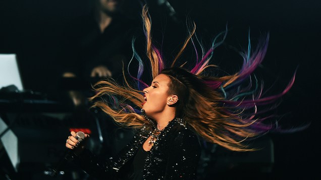 A cantora norte-americana, Demi Lovato abriu a turnê Neon Lights com show em SP, nesta terça-feira (22), no Citibank Hall