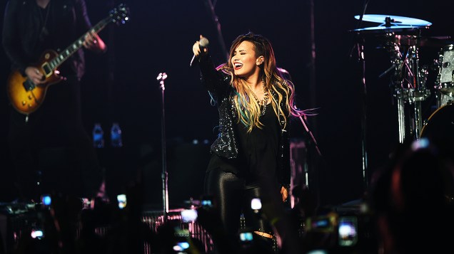 A cantora norte-americana, Demi Lovato abriu a turnê Neon Lights com show em SP, nesta terça-feira (22), no Citibank Hall