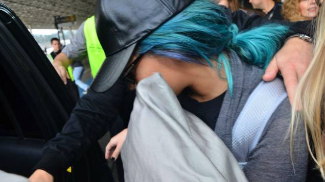 Demi Lovato desembarca em aeroporto de São Paulo com travesseiro na mão