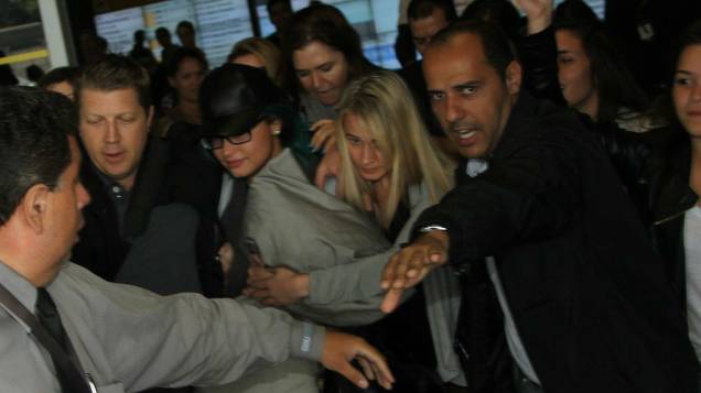 Demi Lovato desembarca em aeroporto de São Paulo escondendo o rosto