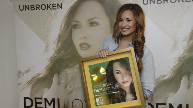 A cantora Demi Lovato com seu disco de ouro em coletiva de imprensa no Rio de Janeiro