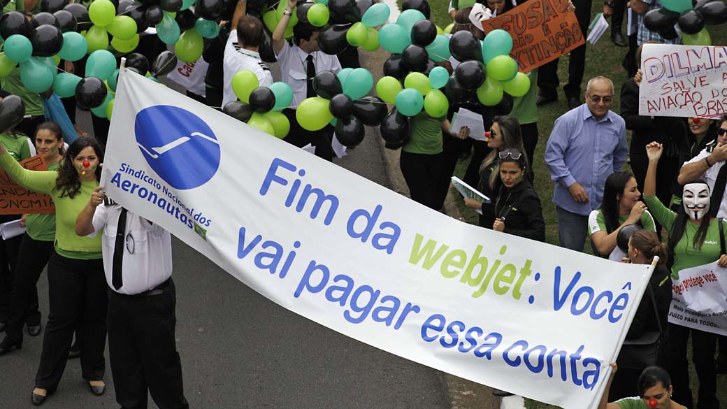 Sindicato Nacional dos Aeronautas e ex-funcionarios da WebJet realizam protesto contra demissões, em São Paulo