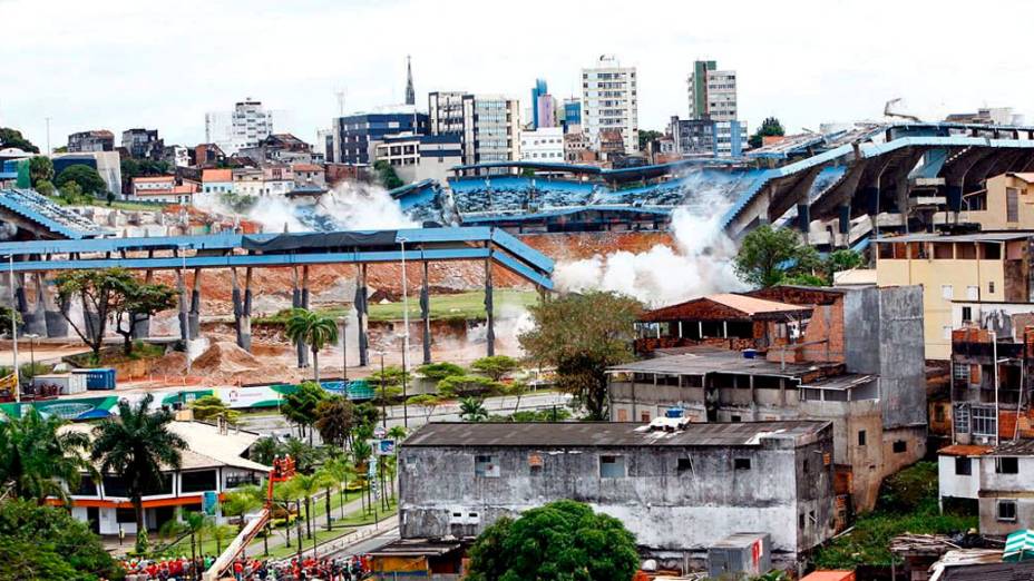 A implosão da antiga Fonte Nova, em Salvador, em agosto de 2010