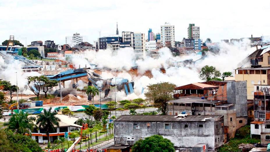 A implosão da antiga Fonte Nova, em Salvador, em agosto de 2010