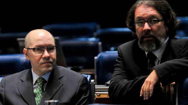 Senador Demóstenes Torres (sem partido-GO) e seu advogado, Antonio Carlos de Almeida Castro durante votação que decide a perda de seu mandato