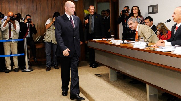 Ao centro, o senador Demóstenes Torres (sem partido-GO), acusado de quebra de decoro parlamentar, chega ao Conselho de Ética para apresentar sua defesa